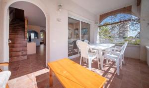 a dining room with a table and chairs at R140 Manila Resort Jardin in Calafell