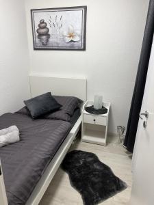 um quarto com uma cama e uma mesa com uma mesa de cabeceira em Apartment Falg em Goslar