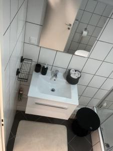 uma casa de banho com um lavatório branco e um espelho. em Apartment Falg em Goslar