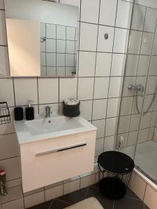 uma casa de banho com um lavatório e um chuveiro em Apartment Falg em Goslar