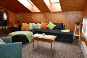 sala de estar con sofá y mesa en bei der Arve 4 Bett Wohnung en Grindelwald