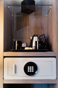 a microwave with a tea kettle on top of it at Great North Hotel in Newcastle upon Tyne