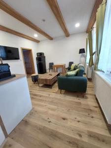 ein Wohnzimmer mit einem Sofa und einem Tisch in der Unterkunft Villa Celnice in Český Krumlov