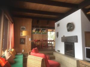 sala de estar con sofá y chimenea en alleinstehendes Ferienhaus en Grindelwald