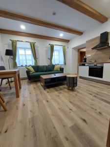 uma sala de estar com um sofá verde e uma mesa em Villa Celnice em Cesky Krumlov