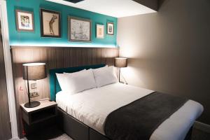 ニューカッスル・アポン・タインにあるGreat North Hotelの青い壁のベッドルーム1室