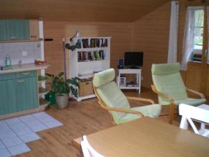 een woonkamer met 2 stoelen en een tafel bij Ferienwohnung "Margrit Ost" in Lauterbrunnen
