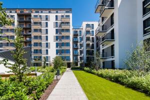 een afbeelding van een appartementencomplex met een tuin bij Krakowiak Apartment in Krakau