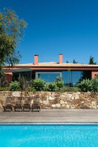 Πισίνα στο ή κοντά στο Garden Seaside Villa by CadenzaLux