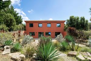 Κήπος έξω από το Garden Seaside Villa by CadenzaLux