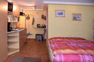 Kleines Zimmer mit einem Bett und einer Küche in der Unterkunft Haus Müller in Heringsdorf