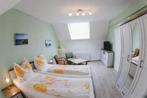 ein Schlafzimmer mit 2 Betten und ein Zimmer mit einem Spiegel in der Unterkunft Weingut Guttmann - Apartment Schwalbennester in Weiden am See