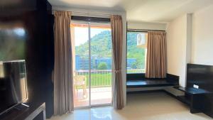 TV a/nebo společenská místnost v ubytování SM Patong Resort