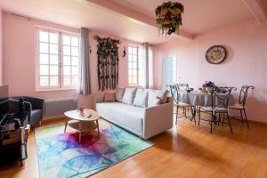 sala de estar con sofá y mesa en Le Rose poudré - Spacieux et lumineux- Hypercentre, en Lisle-sur-Tarn