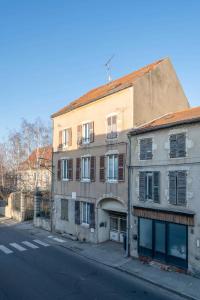 an old building on the side of a street at L'Annexe Gannat - Appartements en centre ville in Gannat