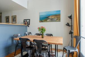 - une salle à manger avec une table et des chaises en bois dans l'établissement Courcelles Design Duplex, à Paris