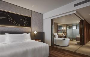 PARKROYAL Langkawi Resort客房内的一张或多张床位