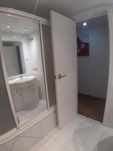 Koupelna v ubytování Plaza PUERTA NUEVA