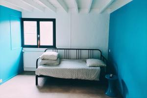 een slaapkamer met een bed in een blauwe en witte kamer bij Maison de Pêcheur La Gorge Bleue in Saint-Valery-sur-Somme