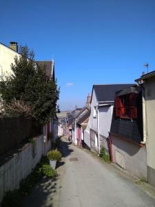 een steegje met huizen en een auto op straat bij Maison de Pêcheur La Gorge Bleue in Saint-Valery-sur-Somme