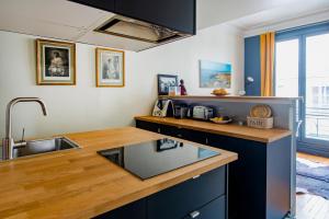 Kuchyňa alebo kuchynka v ubytovaní Courcelles Design Duplex
