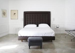 Un pat sau paturi într-o cameră la RAVIDA SUITES