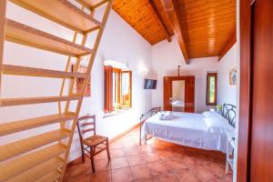 ein Schlafzimmer mit einem Bett und einer Treppe in einem Zimmer in der Unterkunft La Mantecata b&b in Itri