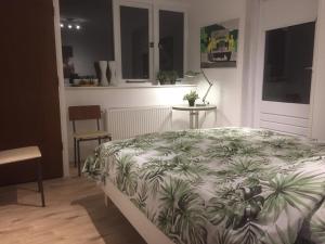 1 dormitorio con cama, mesa y ventanas en Op Nijverdal, en Nijverdal