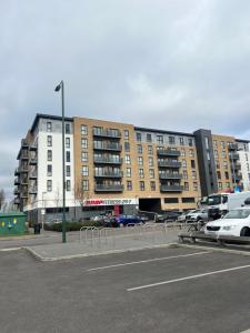 ein Parkplatz vor einem großen Gebäude in der Unterkunft Bel Home in Belvedere