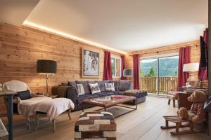 a living room with a couch and a table at Luxueux chalet avec terrasse Auron in Saint-Étienne-de-Tinée