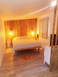 Tempat tidur dalam kamar di La cabane du Mas gnolia
