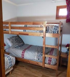 a couple of bunk beds in a room at Chalet de 4 chambres a Valmeinier a 500 m des pistes avec piscine partagee sauna et balcon in Valmeinier