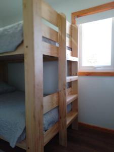 Двухъярусная кровать или двухъярусные кровати в номере Cabañas Kápenken, #2