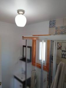 um quarto com um tecto com uma luz e uma janela em Cabañas Kápenken, #2 em Coihaique