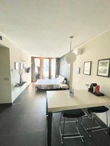 una camera con letto, tavolo e sedie di Suite Rooms a Cosenza
