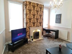 TV a/nebo společenská místnost v ubytování Large 3 Bed Flat, Free Parking