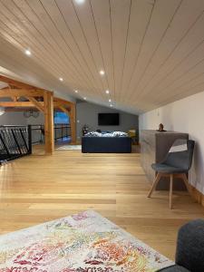 Zimmer mit einem Bett, einem Sofa und einem Tisch in der Unterkunft Gite de L'Enclos in Lavardens