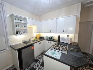 Kuchyň nebo kuchyňský kout v ubytování Large 3 Bed Flat, Free Parking