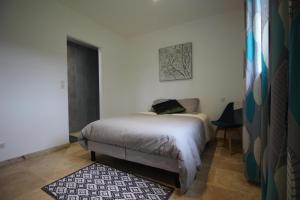 Un pat sau paturi într-o cameră la Gite de L'Enclos