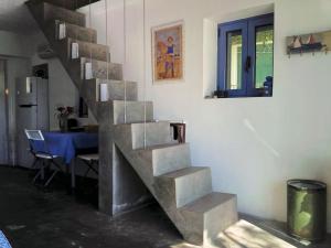 Φωτογραφία από το άλμπουμ του Floras Charming Waterfront Villa σε Melínta