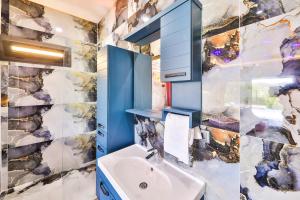 A bathroom at Villa Isında konağı Még 16 kép
