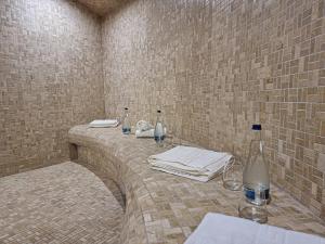 La salle de bains est pourvue d'une table et de serviettes. dans l'établissement Vila Victoria Moldovița, à Moldoviţa