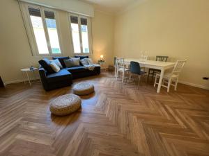 ein Wohnzimmer mit einem Sofa und einem Tisch in der Unterkunft Goito Home in Bologna