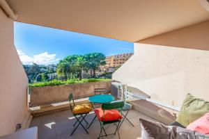 Un balcon sau o terasă la Nice flat with terrace and pool in Antibes - Welkeys