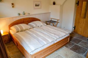 um quarto com uma grande cama de madeira num quarto em Fährmannshof im Elbtal em Klipphausen