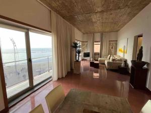 uma grande sala de estar com vista para o oceano em Luxury Beachfront Apartment Las Canteras em Las Palmas de Gran Canaria