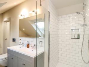 Bilik mandi di Treveddoe Farmhouse +54 gambar