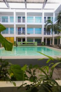 an empty swimming pool in a building with plants at TRYP by Wyndham Chetumal in Chetumal