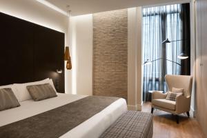 A bed or beds in a room at Catalonia Gran Vía Madrid