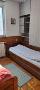烏日策的住宿－Stan Uzice，一间卧室,配有两张床
